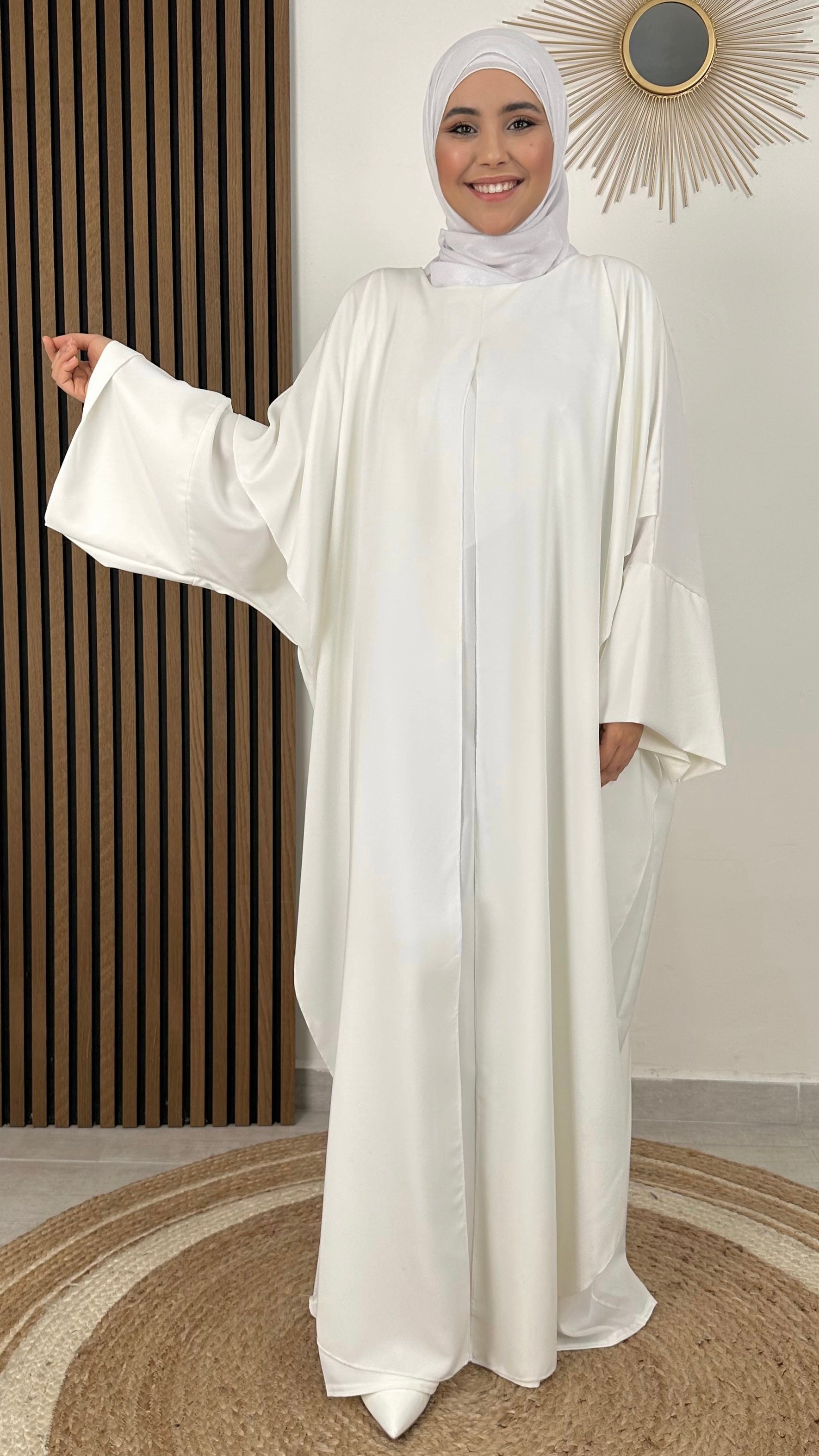 Abaya Layers- Hijab Paradise - Donna musulmana - hijab bianco -donna elegante- omra outfit - hajj outfit - donna musulmana - sorriso 