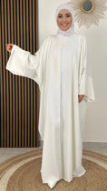 Load image into Gallery viewer, Abaya Layers- Hijab Paradise - Donna musulmana - hijab bianco -donna elegante- omra outfit - hajj outfit - donna musulmana - sorriso 
