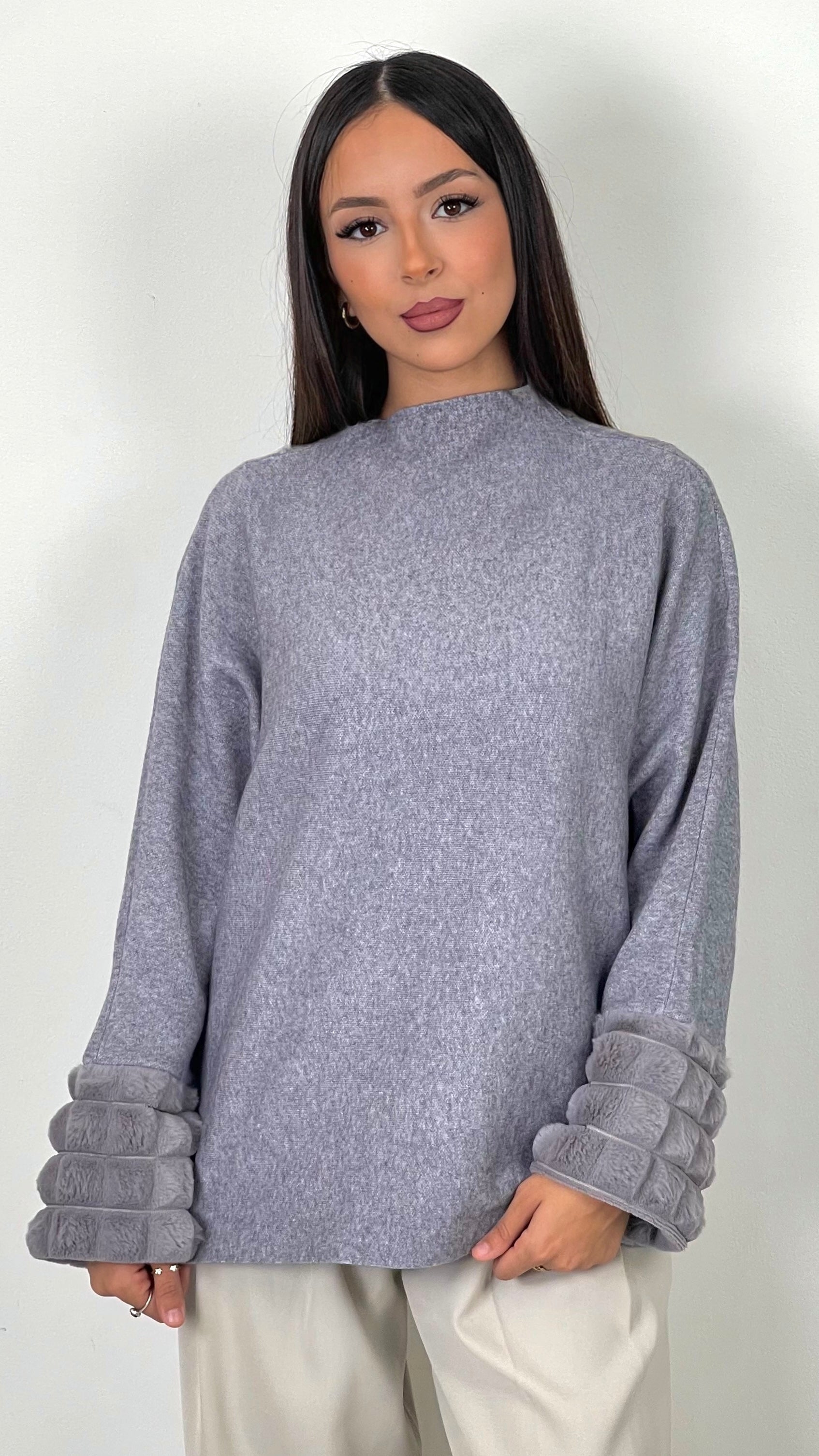 Maglione “Fur Cuffs Chic”