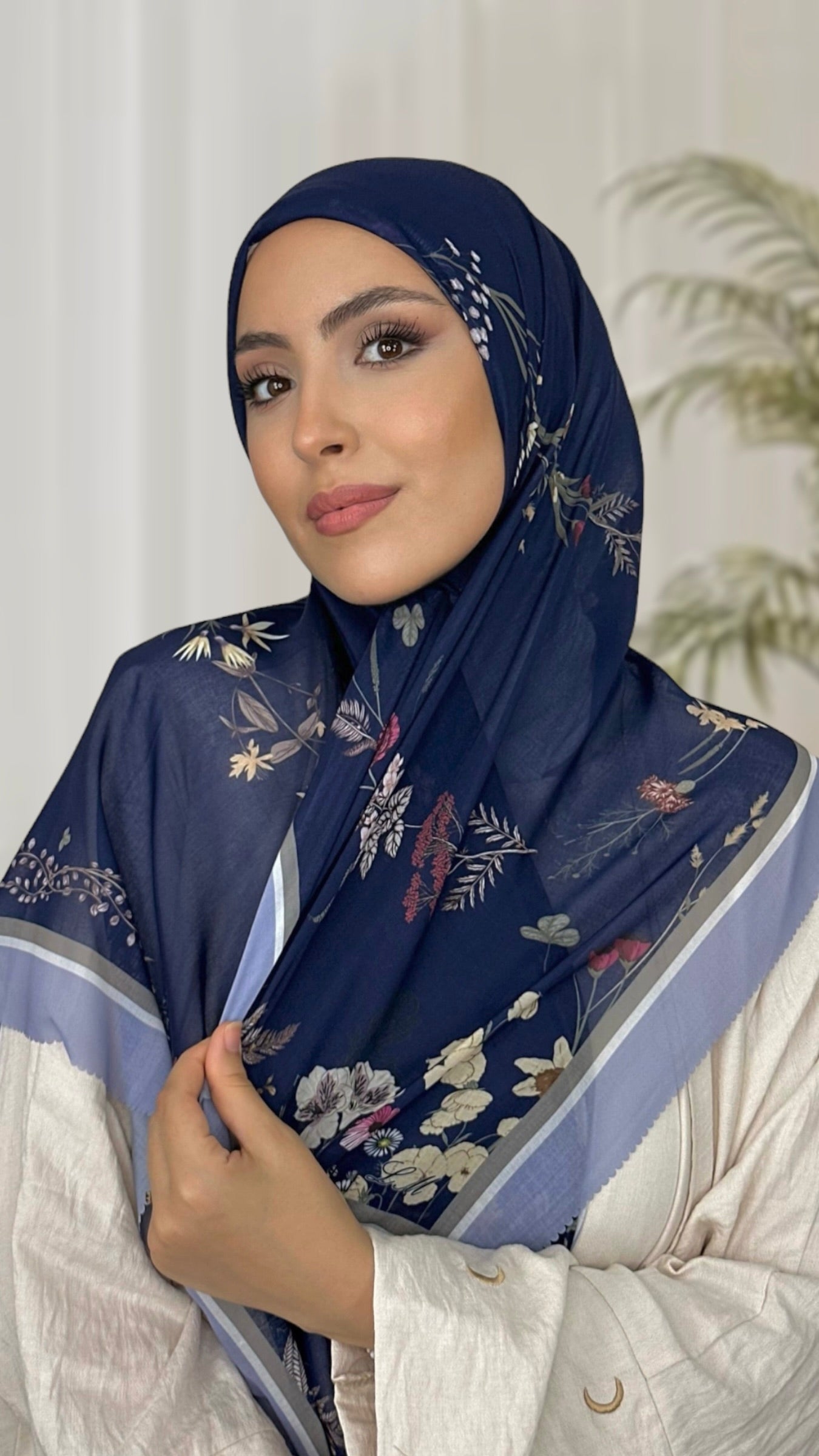 Floreal Square Hijab blu,  Hijab quadrato, Hijab Decorato, floreale, cotone, Hijab, Hijab paradise, donna musulmana, donna con sorriso, foulard, fular