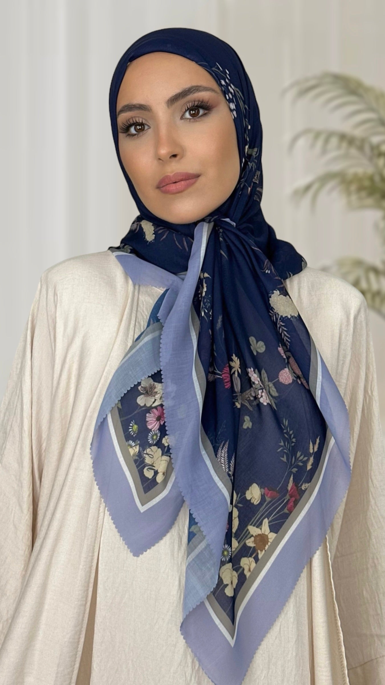 Floreal Square Hijab blu,  Hijab quadrato, Hijab Decorato, floreale, cotone, Hijab, Hijab paradise, donna musulmana, donna con sorriso, foulard, fular