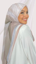 Carica l'immagine nel visualizzatore della galleria, Line square hijab rosa, Hijab quadrato, Hijab Decorato, chiffon, Hijab, Hijab paradise, donna musulmana, donna con sorriso, foulard, fular
