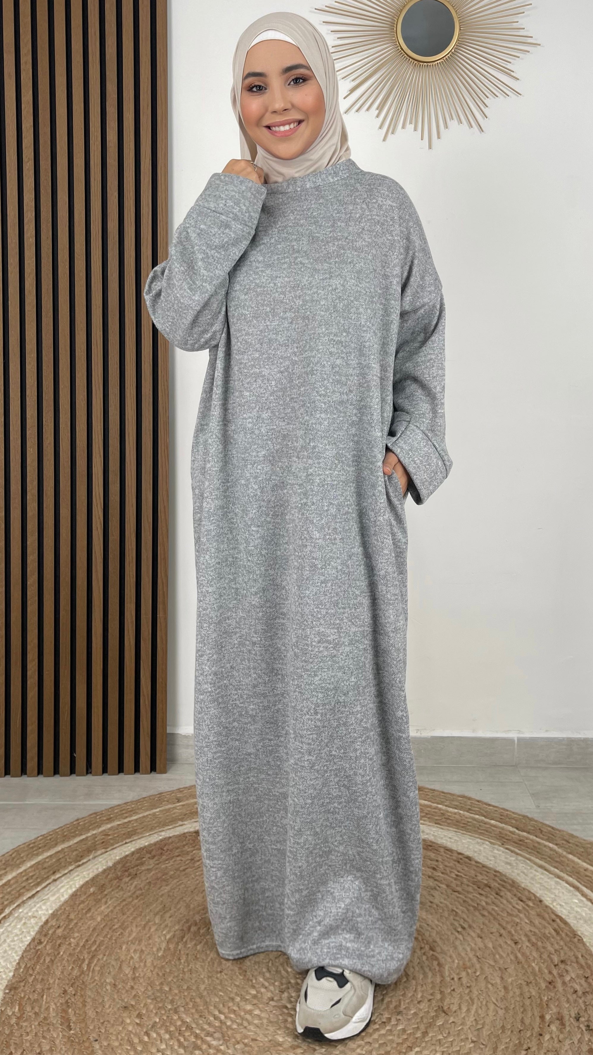 A Line Abaya- Hijab Paradise - Abaya calda - winter abaya - abaya per l'inverno - abaya lunga dritta- scarpe sportive - hijab - donna musulmana  - tasche