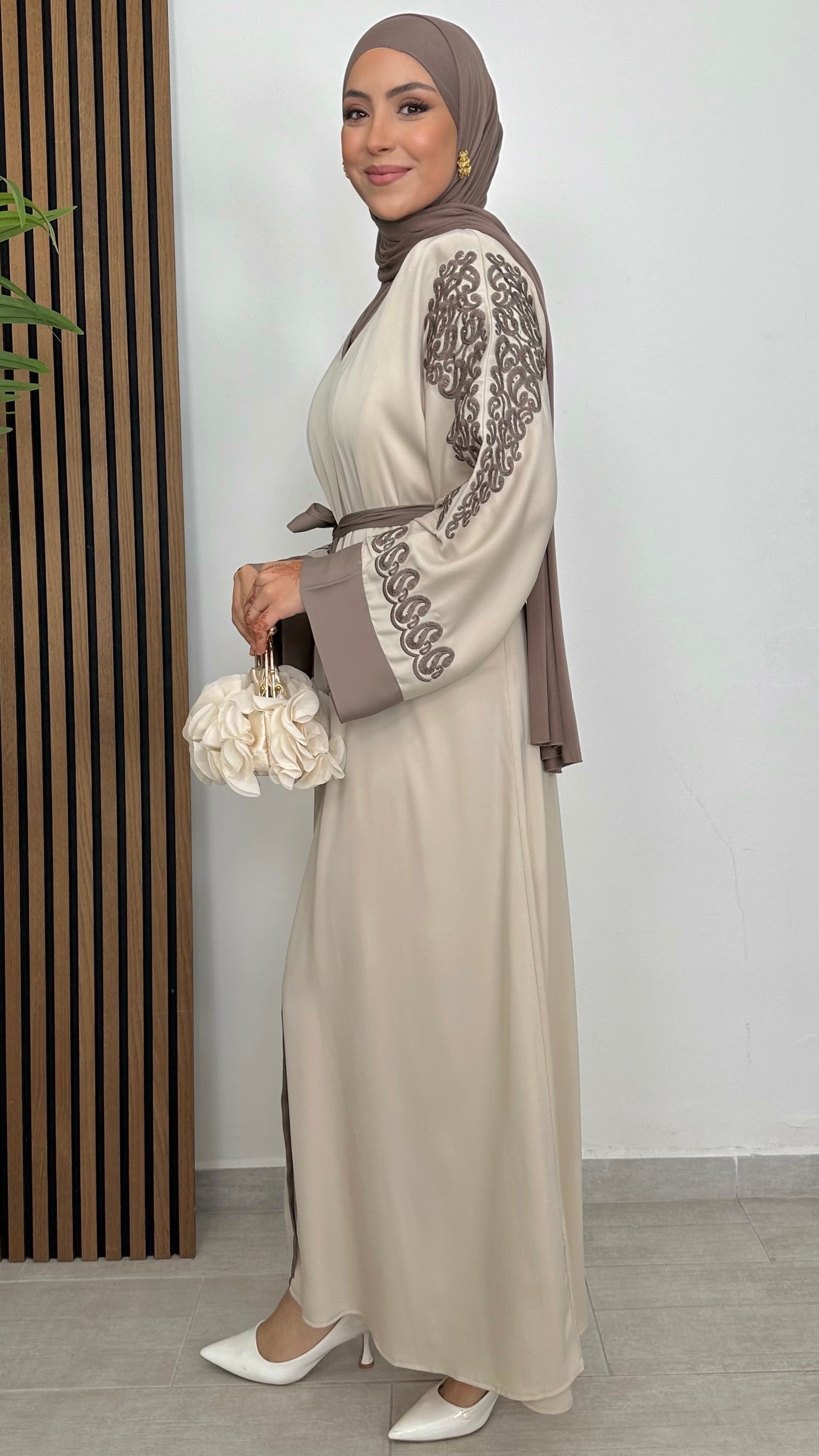 Abaya Elegante maniche ricamati Beige