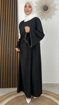 Load image into Gallery viewer, Abaya Diamond - Hijab Paradise - abaya lunga -  maniche larghe - perle sul bordo manica - jersey bianco - tacchi bianchi  - cinturino in vita -donna musulmana - ragazza - sorriso
