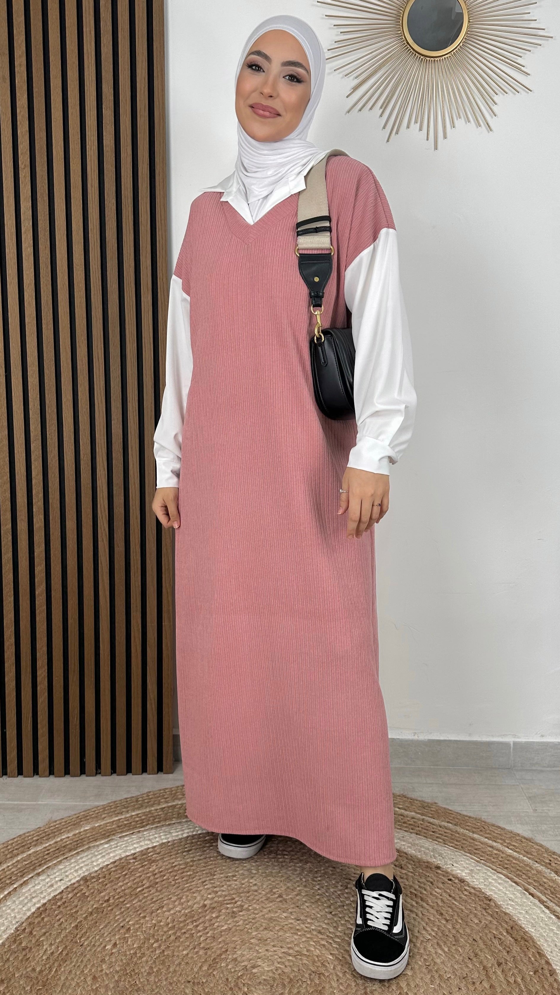 Shirt Dress - Hijab Paradise - Vestito maglione camicia - gilet lungo con camicia - donna musulmana - donna sorridente -vans