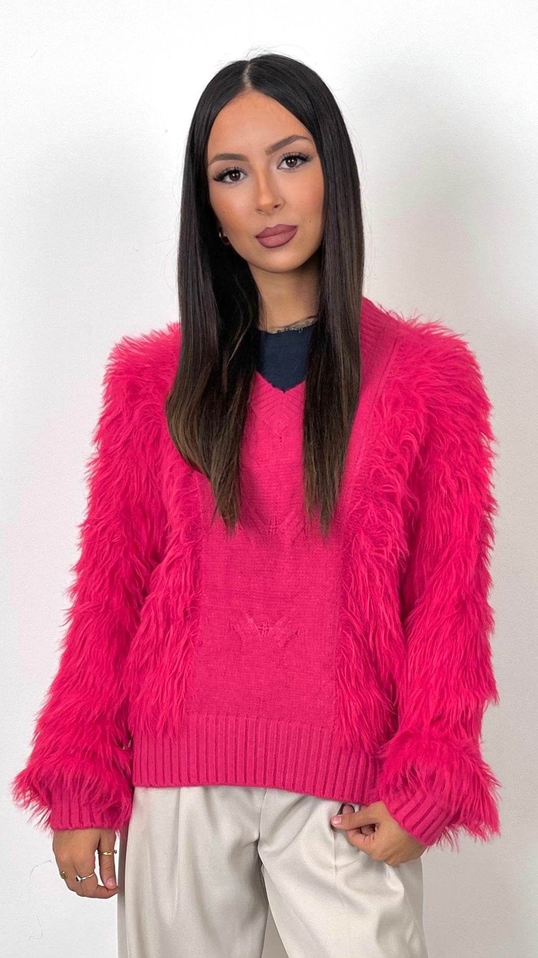 Fluffy Chic Sweater – Maglione con Maniche Effetto Pelliccia