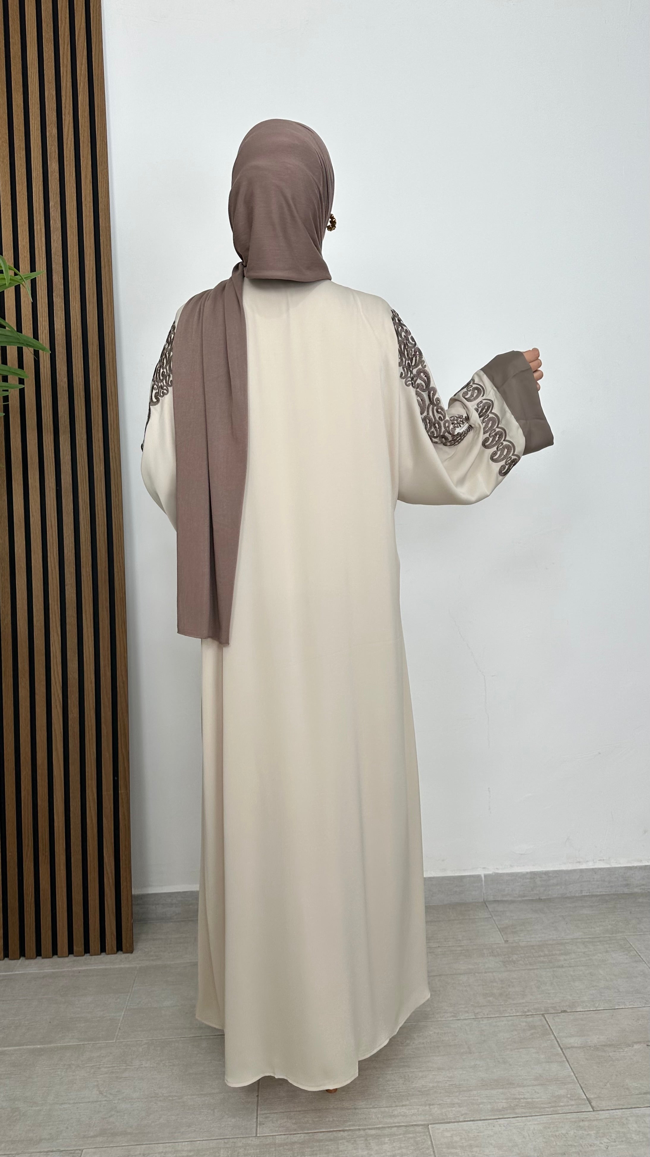 Abaya Elegante maniche ricamati Beige