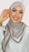 Carica l'immagine nel visualizzatore della galleria, Line square hijab talpa, Hijab quadrato, Hijab Decorato, chiffon, Hijab, Hijab paradise, donna musulmana, donna con sorriso, foulard, fular
