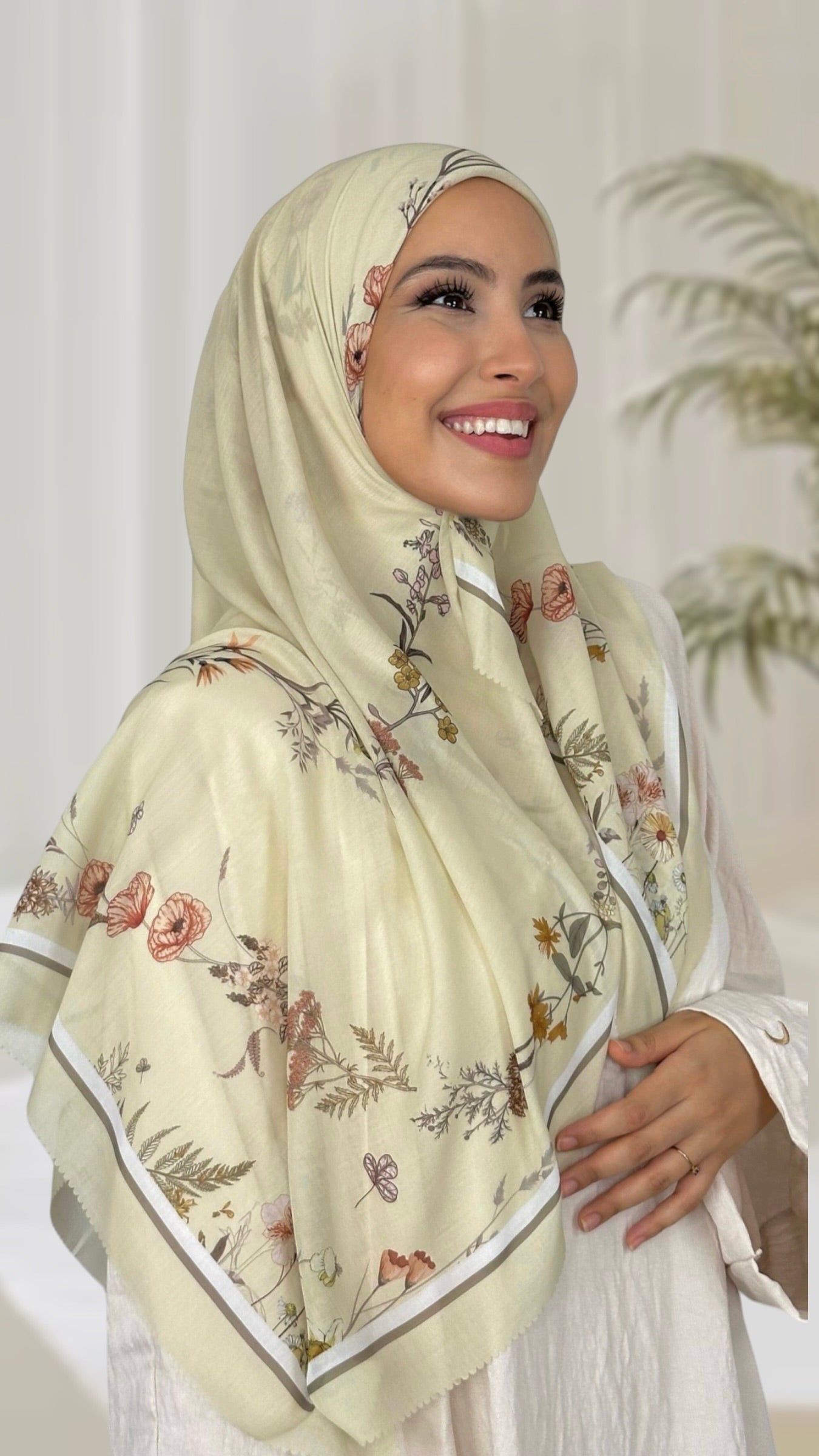 Floreal Square Hijab sabbia,  Hijab quadrato, Hijab Decorato, floreale, cotone, Hijab, Hijab paradise, donna musulmana, donna con sorriso, foulard, fular