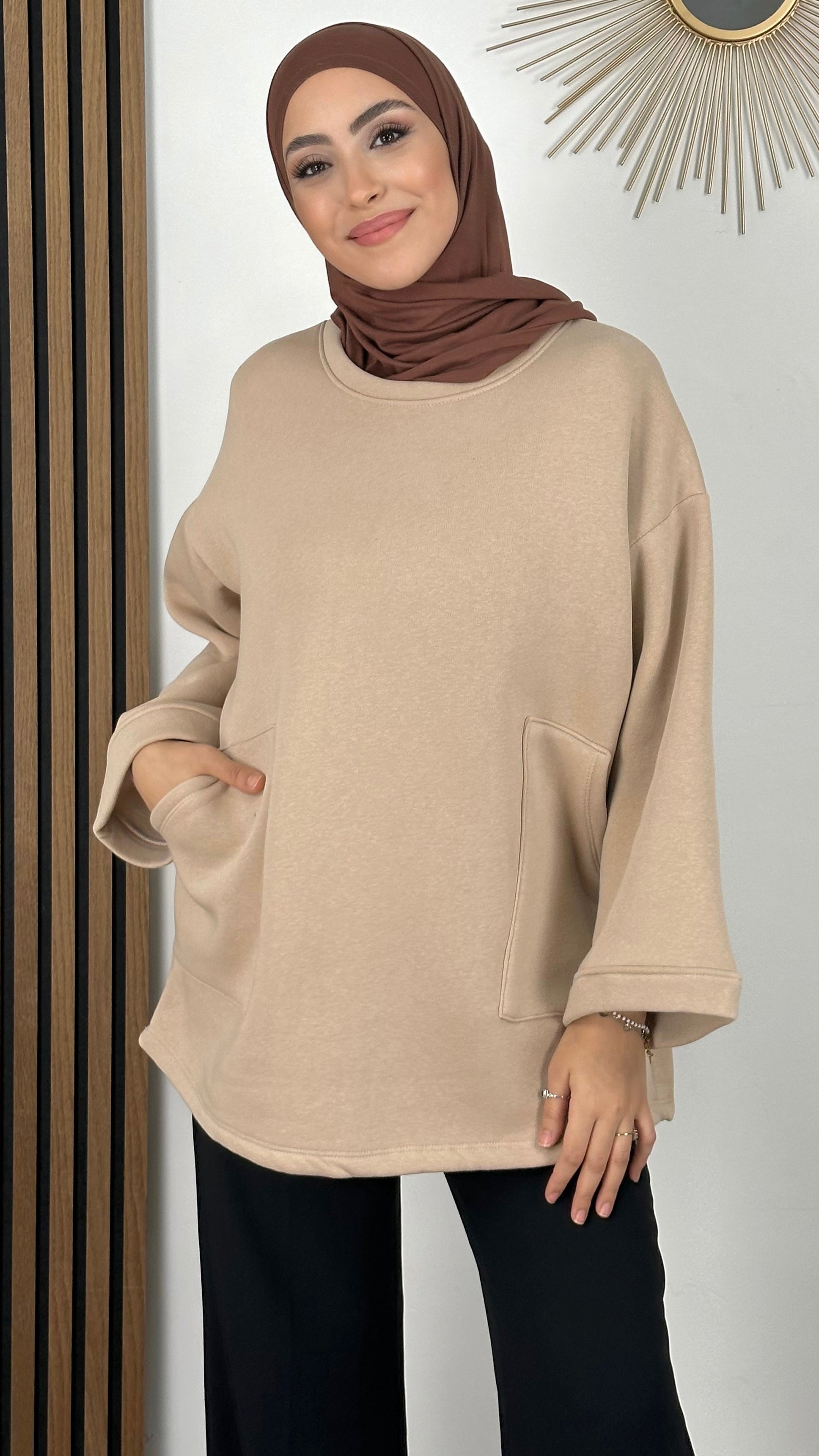 Felpa padded- Hijab Paradise - felpa calda - hijab marrone jersey - pantalone nero - felpa beige- tasche laterali