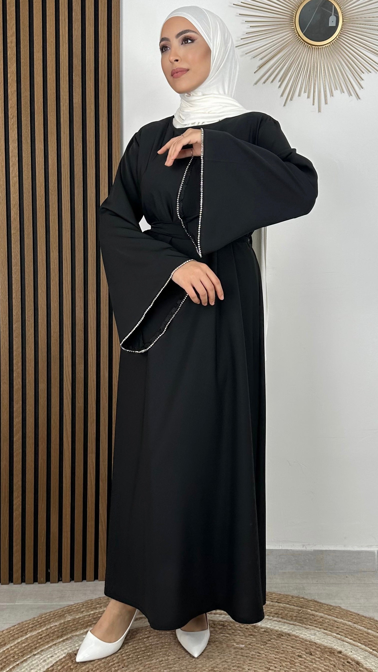 Abaya Diamond - Hijab Paradise - abaya lunga -  maniche larghe - perle sul bordo manica - jersey bianco - tacchi bianchi  - cinturino in vita