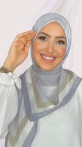 Carica l'immagine nel visualizzatore della galleria, Line square hijab grigio,  Hijab quadrato, Hijab Decorato, chiffon, Hijab, Hijab paradise, donna musulmana, donna con sorriso, foulard, fular
