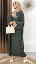 Carica l'immagine nel visualizzatore della galleria, Donna musulmana,Hijab Paradise, abaya lunga,abaya bicolour, tacchi  bianchi, hijab beige, abaya verde, dettaglio manica beige

