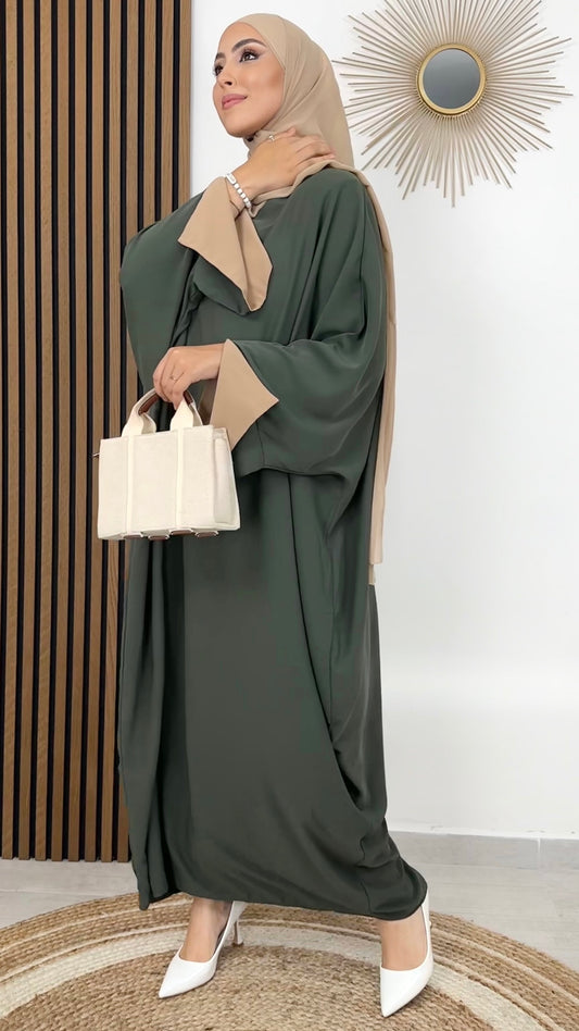 Donna musulmana,Hijab Paradise, abaya lunga,abaya bicolour, tacchi  bianchi, hijab beige, abaya verde, dettaglio manica beige