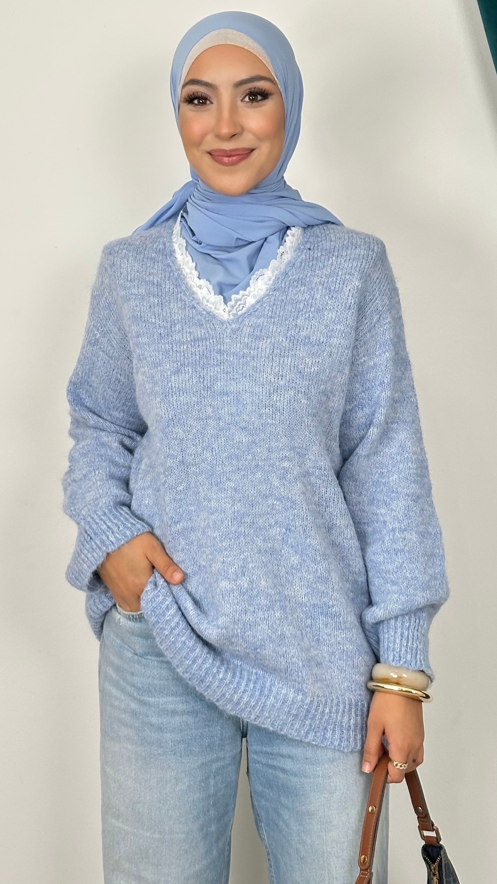 Sweet Cozy Knit – Maglione con Scollo a V e Dettaglio in Pizzo