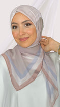 Carica l'immagine nel visualizzatore della galleria, Line square hijab rosa, Hijab quadrato, Hijab Decorato, chiffon, Hijab, Hijab paradise, donna musulmana, donna con sorriso, foulard, fular
