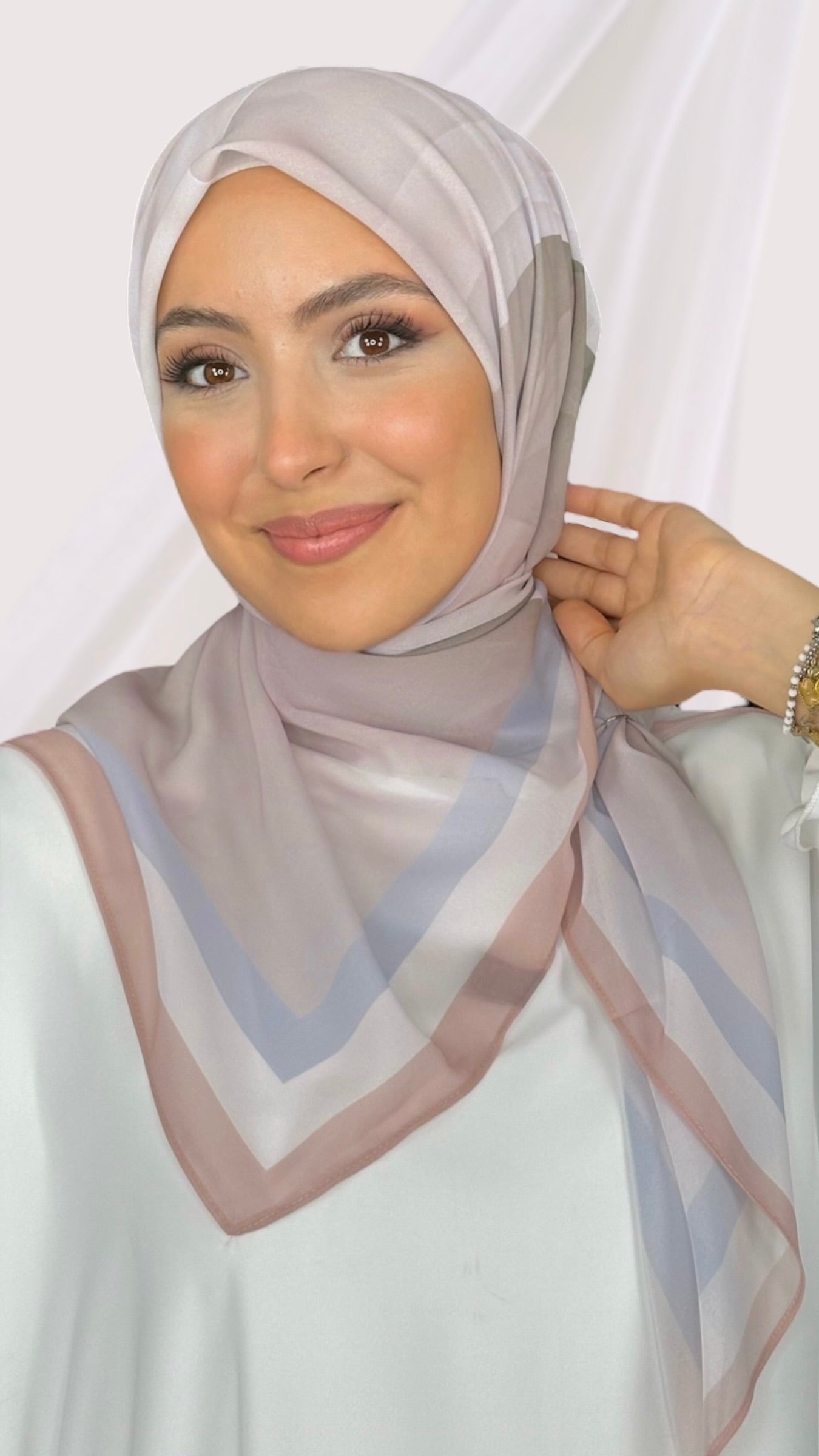 Line square hijab rosa, Hijab quadrato, Hijab Decorato, chiffon, Hijab, Hijab paradise, donna musulmana, donna con sorriso, foulard, fular