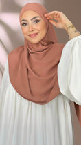 Carica l'immagine nel visualizzatore della galleria, Striped Hijab - Hijab Paradise -Hijab Pronto da mettere - hijab rigato - elastico dietro - donna musulmana - foulard -copricapo- abaya palloncino - sorriso - rosa antico
