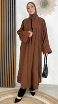 Carica l'immagine nel visualizzatore della galleria, Cappotto coach, tacchi neri, donna musulmana, marrone cappotto, Hijab Paradise
