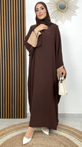 Carica l'immagine nel visualizzatore della galleria, Abaya bicolour, tacchi bianchi, hijab marrone, borsa, donna musulmana
