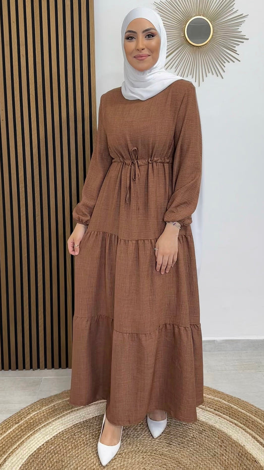 Honeyed Dress marrone - dress - vestito con taglio a campana  - polsi arricciati - laccio in vita , jersey bianco- tacchi bianchi - sorriso- donna musulmane 