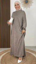 Carica l'immagine nel visualizzatore della galleria, Maglione Sewing oversize- Hijab Paradise - maglione - cutiture esterne - Maglione lungo - tacchi bianchi - tacchi beige - maglione talpa
