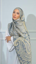 Carica l'immagine nel visualizzatore della galleria, Royal Paisley Pashmina Grey & Ivory
