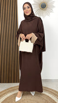 Carica l'immagine nel visualizzatore della galleria, Abaya bicolour, tacchi bianchi, hijab marrone, borsa, donna musulmana
