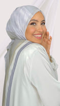 Carica l'immagine nel visualizzatore della galleria, Line square hijab grigio,  Hijab quadrato, Hijab Decorato, chiffon, Hijab, Hijab paradise, donna musulmana, donna con sorriso, foulard, fular
