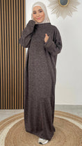 Carica l'immagine nel visualizzatore della galleria, A Line Abaya- Hijab Paradise - Abaya calda - winter abaya - abaya per l'inverno - abaya lunga dritta- scarpe sportive - hijab - donna musulmana 
