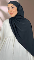 Carica l'immagine nel visualizzatore della galleria, Striped Hijab - Hijab Paradise -Hijab Pronto da mettere - hijab rigato - elastico dietro - donna musulmana - foulard -copricapo- abaya palloncino - sorriso -nero
