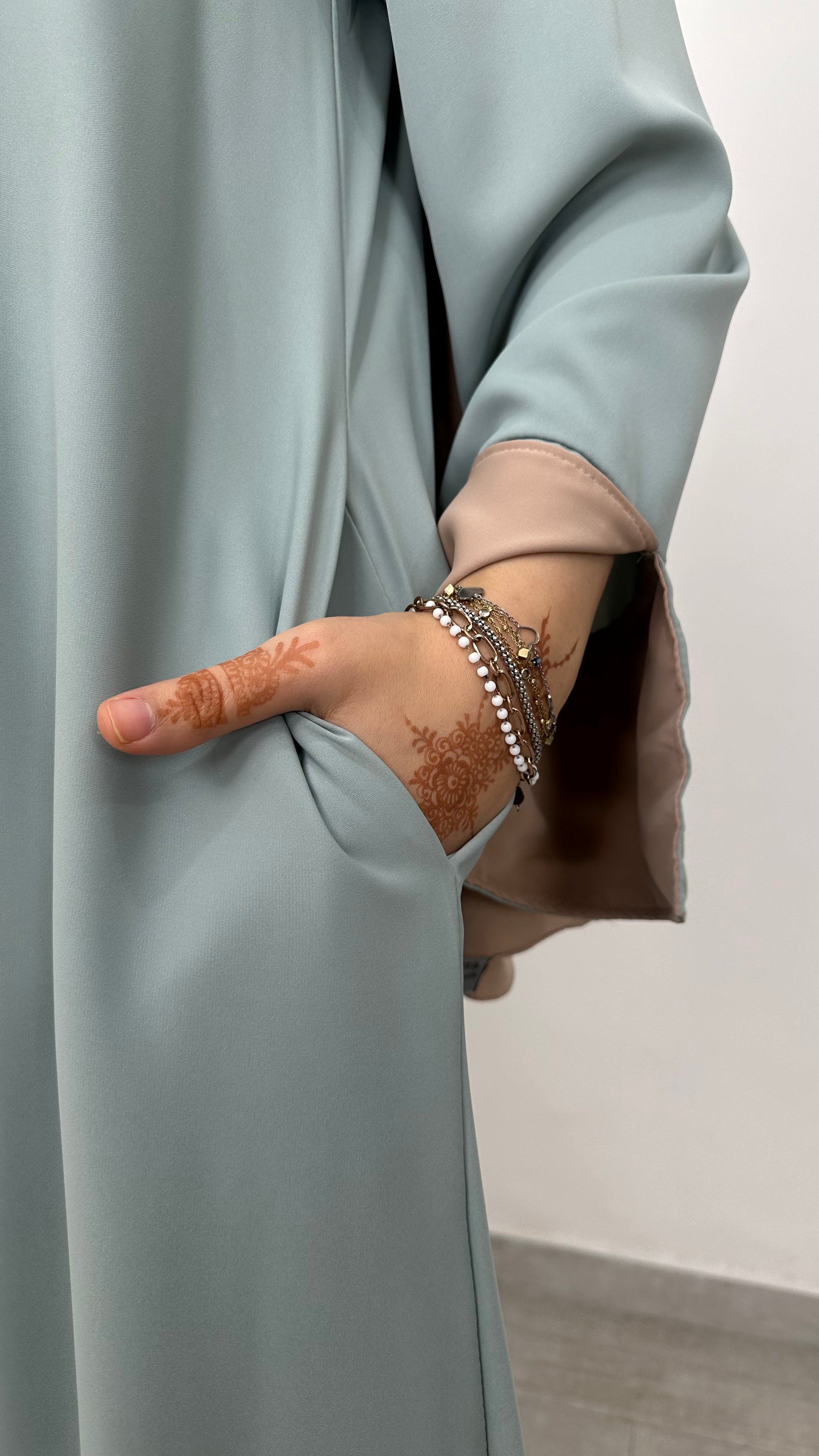 Abaya bicolour verde acqua maniche beige