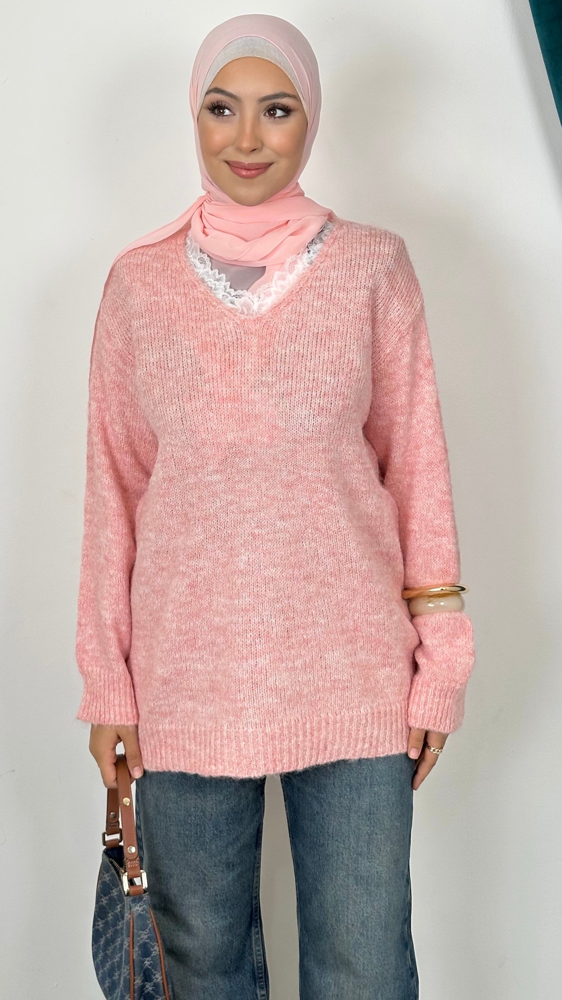 Sweet Cozy Knit – Maglione con Scollo a V e Dettaglio in Pizzo