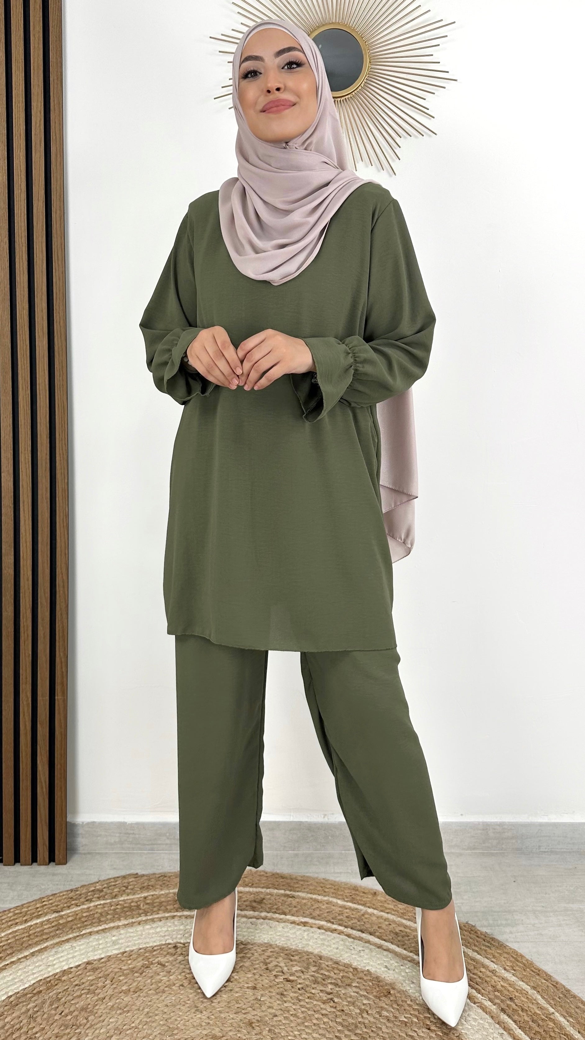 Completo semplice, hijab , tacchi bianchi, Hijab Paradise, donna musulmana, verde militare