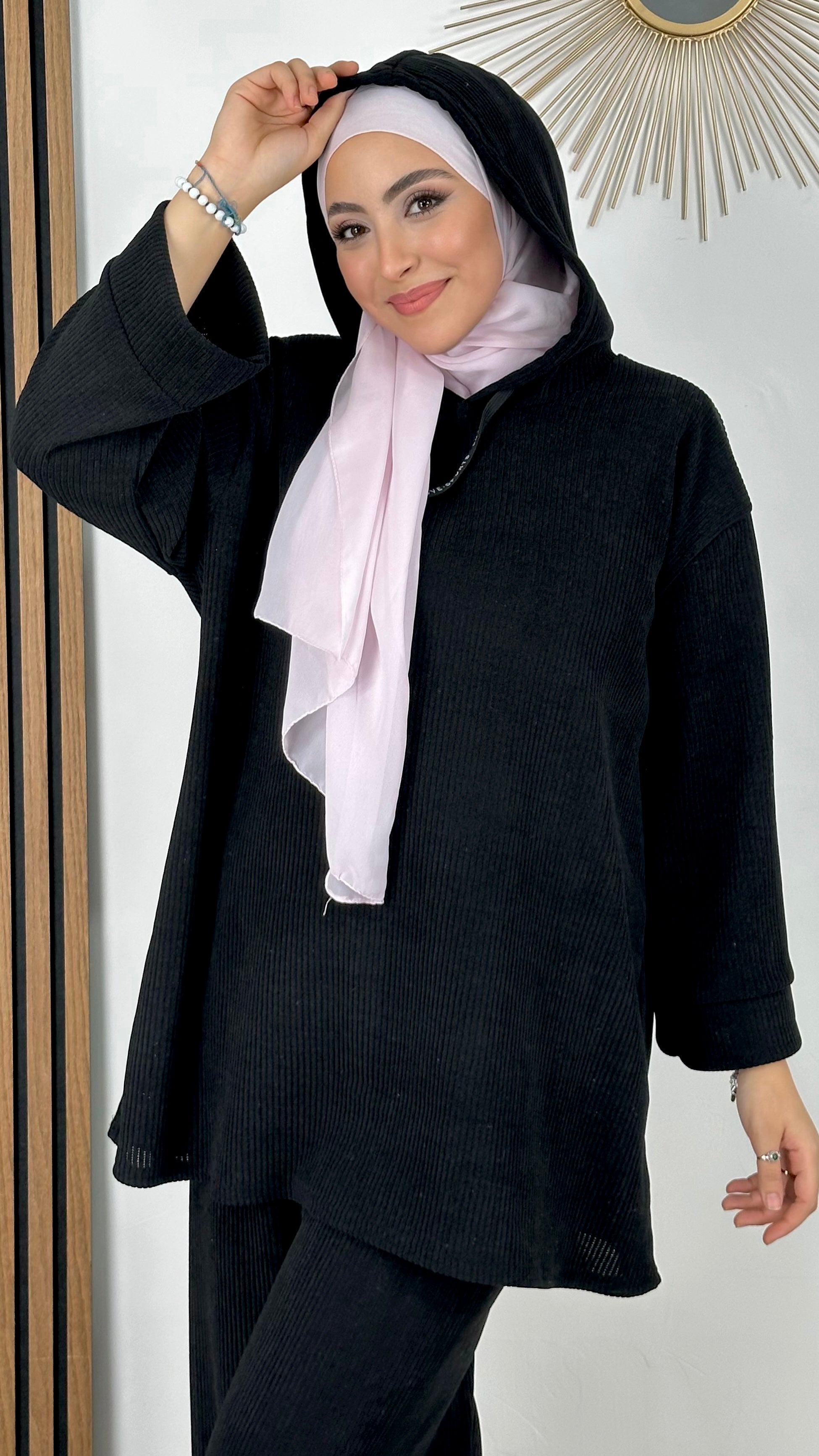 Completo warm hood - Hijab Paradise- completo sportivo- ragazza sorridente - donna musulmana - hijab - chiffon  - completo nero - cappuccio