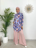 Load image into Gallery viewer, Painted Camicia lilla, camicia over, camicia lunga, camicia colorata, lilla, rosa, ciano, mattone, Hijab paradise, donna con hijab, donna musulmana, abito modest 
