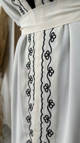 Carica l'immagine nel visualizzatore della galleria, Kimono Crema Elegante con Ricami
