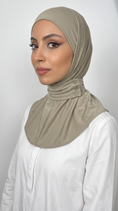 Carica l'immagine nel visualizzatore della galleria, Buttoned Ready Hijab
