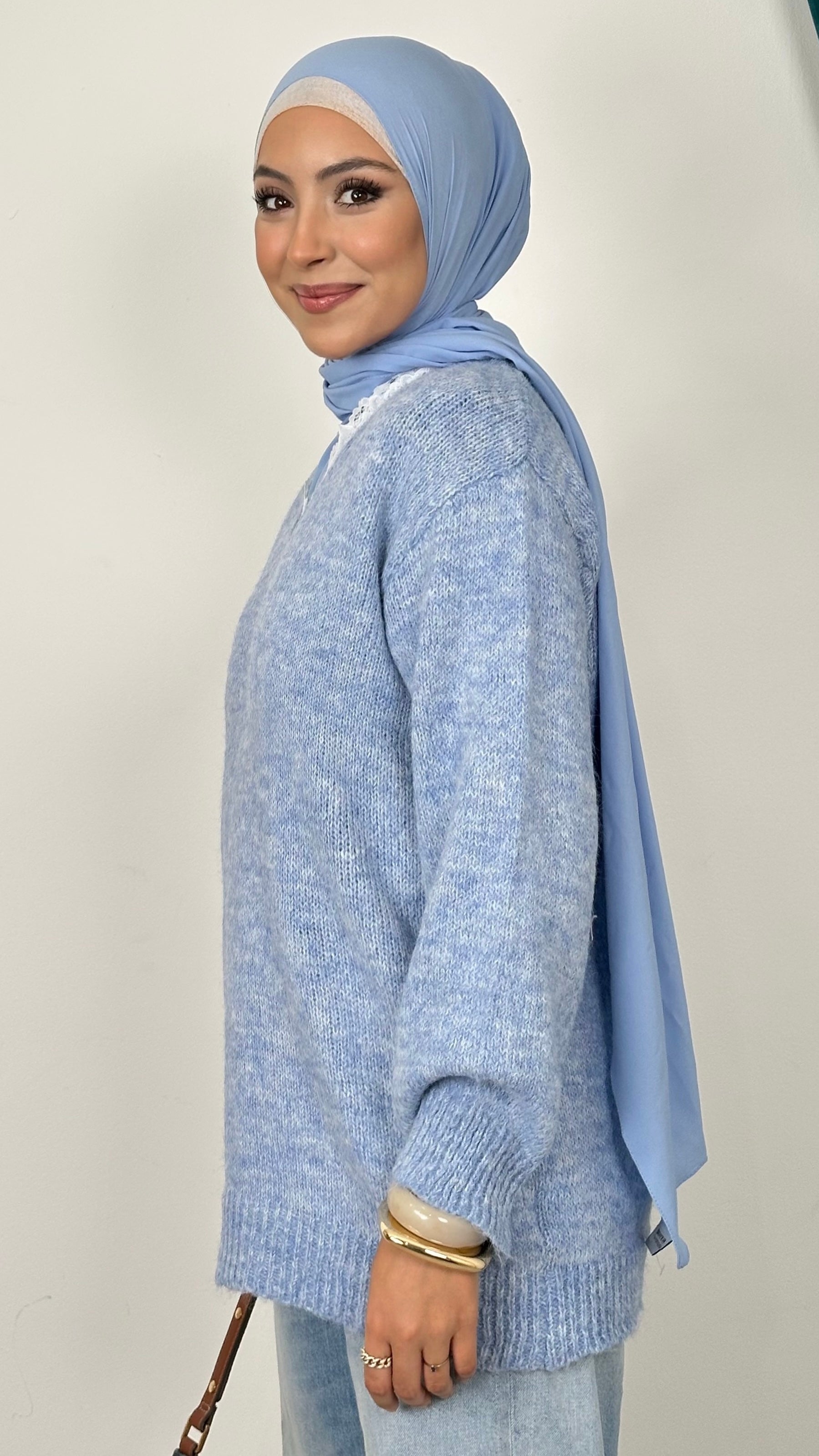 Sweet Cozy Knit – Maglione con Scollo a V e Dettaglio in Pizzo