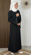 Load image into Gallery viewer, Abaya Diamond - Hijab Paradise - abaya lunga -  maniche larghe - perle sul bordo manica - jersey bianco - tacchi bianchi  - cinturino in vita -sorriso -donna elegante - hijab - modest dress -
