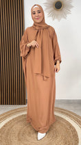 Load image into Gallery viewer, Abito preghiera, donna islamica, cuffia bianche, sorriso, tacchi bianchi, vestito lungo, velo attaccato al vestito, caramello Hijab Paradise
