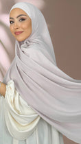 Cargar la imagen en la vista de la galería, Striped Hijab - Hijab Paradise -Hijab Pronto da mettere - hijab rigato - elastico dietro - donna musulmana - foulard -copricapo- abaya palloncino - sorriso - grigio
