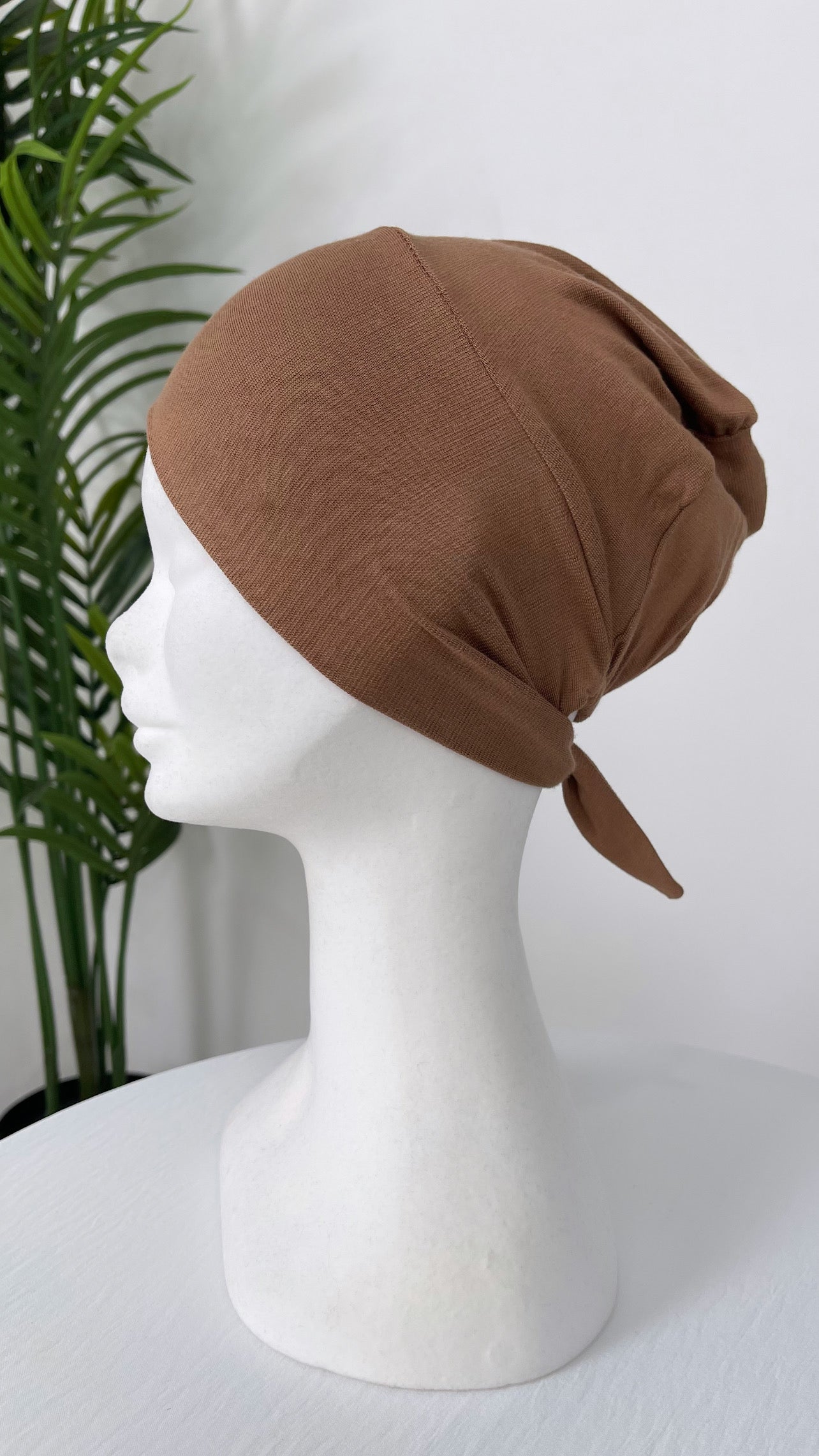 Cap closed with viscose laces