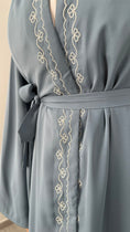 Bild in Galerie-Betrachter laden, Kimono Carta da Zucchero Elegante con Ricami
