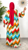 Load image into Gallery viewer, Colorful Dress verde, fantasia a zig zag, verde, azzurro; rosso, arancio, over, maniche larghe arricciate, Hijab, donna musulmana; abito modest, colori fluo
