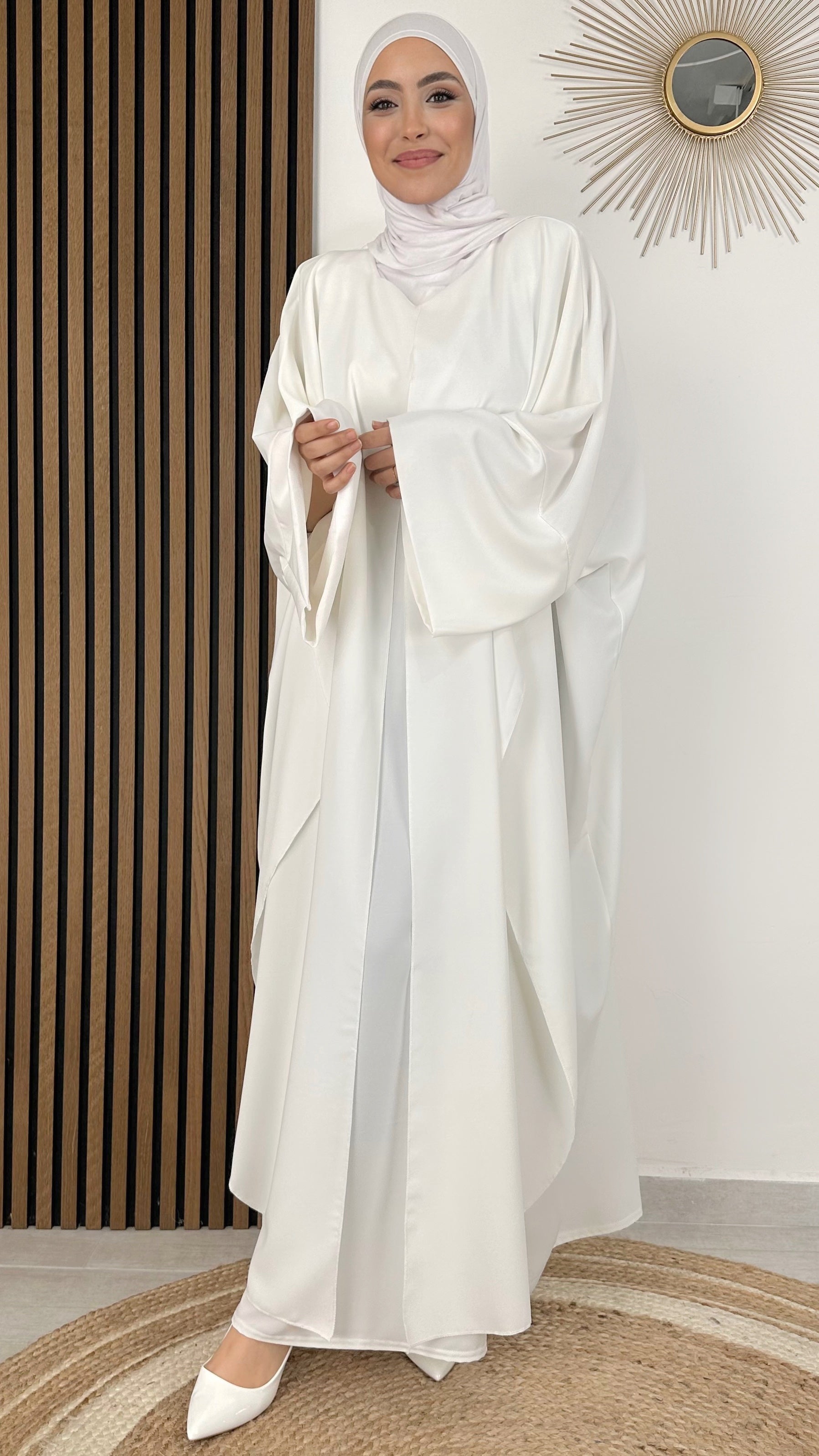 Abaya Layers- Hijab Paradise - Donna musulmana - hijab bianco -donna elegante- omra outfit - hajj outfit - donna musulmana - sorriso  -tacchi bianchi