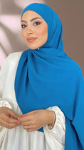 Carica l'immagine nel visualizzatore della galleria, Striped Hijab - Hijab Paradise -Hijab Pronto da mettere - hijab rigato - elastico dietro - donna musulmana - foulard -copricapo- abaya palloncino - sorriso -azzurro reale
