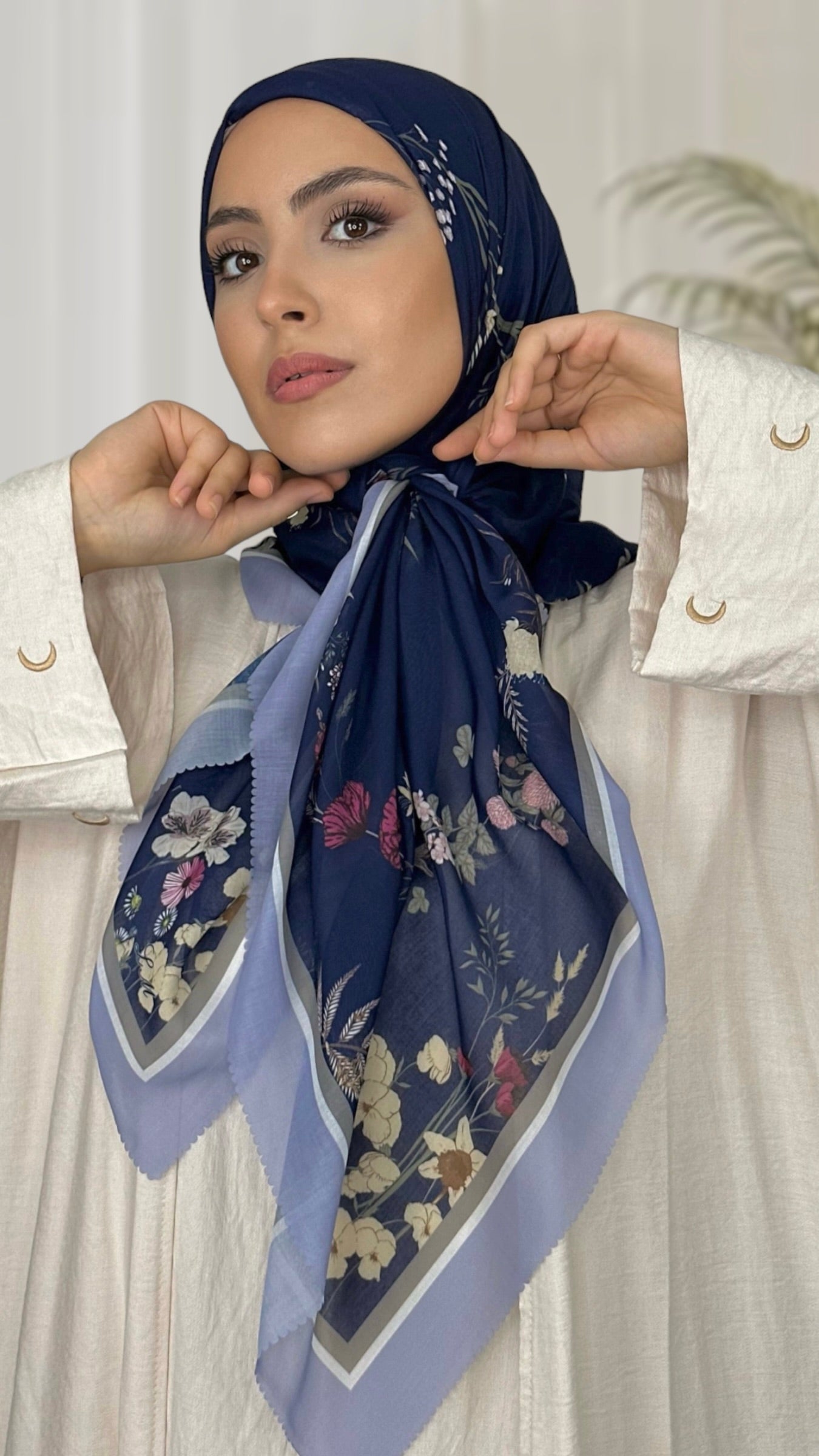 Floreal Square Hijab blu,  Hijab quadrato, Hijab Decorato, floreale, cotone, Hijab, Hijab paradise, donna musulmana, donna con sorriso, foulard, fular