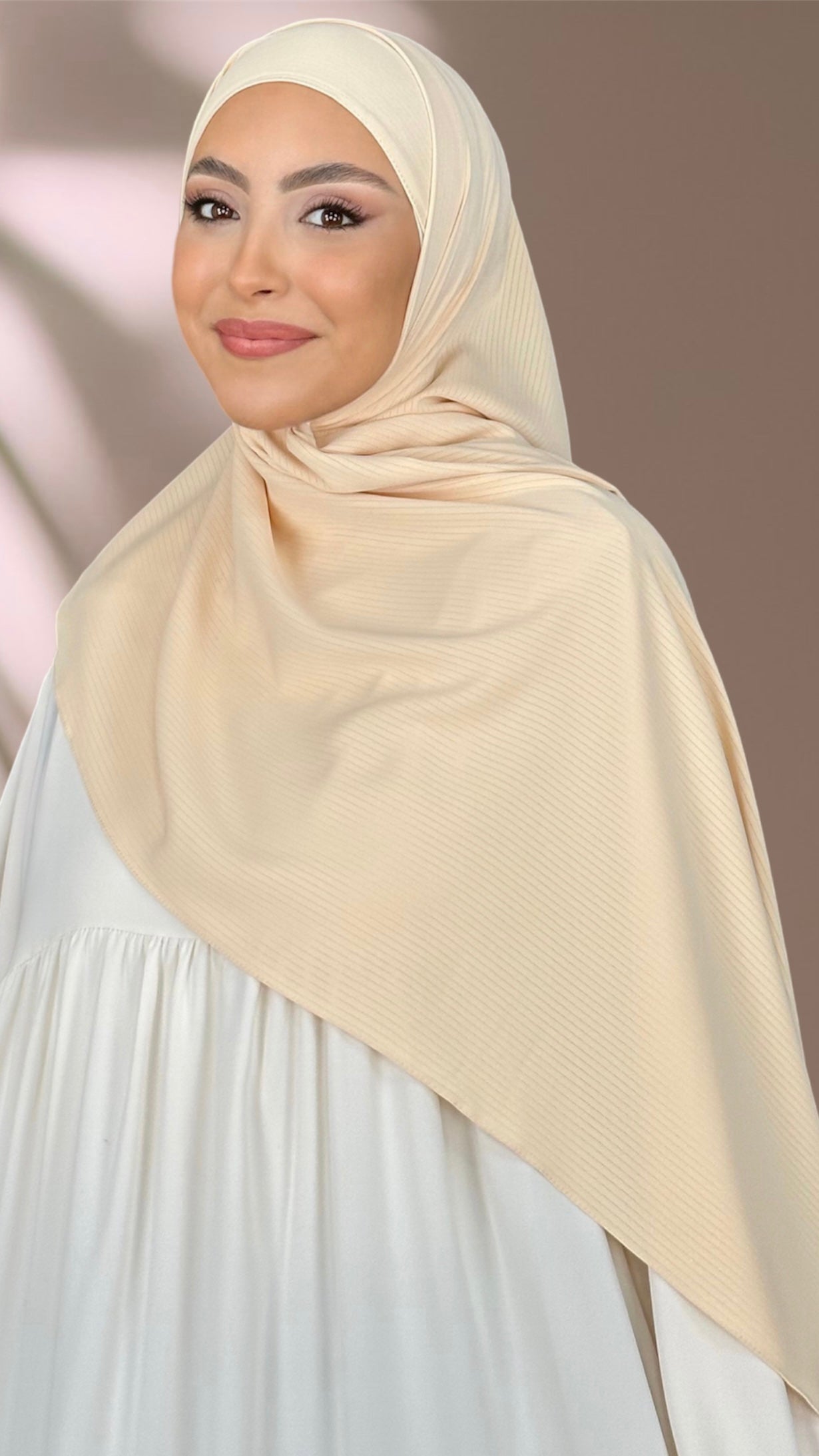 Striped Hijab - Hijab Paradise -Hijab Pronto da mettere - hijab rigato - elastico dietro - donna musulmana - foulard -copricapo- abaya palloncino - sorriso - beige